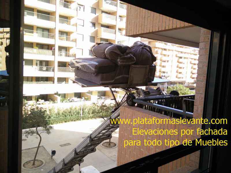 Cómo mover muebles pesados y subirlos por las fachadas - Mudanzas Guirao